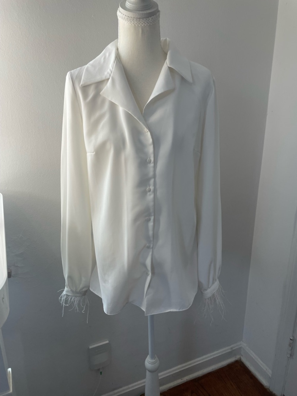 Vintage fitted Feather-Cuff White Button-Down Blouse